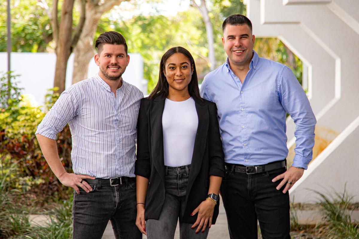 Los emprendedores Jaime Manteiga, Janse Lazo y Ana Suárez en sus oficinas de Kendall, donde opera la startup TapTok, que ofrece soluciones digitales a los negocios, como la tarjeta electrónica.