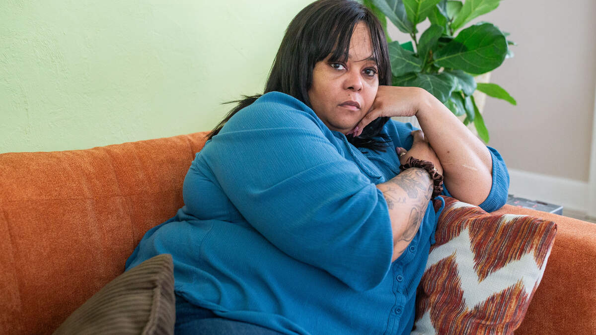 Alea Bates recibió siete disparos a corta distancia mientras repartía comida para Uber Eats en Tallahassee, Florida, en 2019. En aquel momento, Bates no contaba con seguro médico. Los médicos le dieron el alta hospitalaria tras cuatro días. “Si hubiera tenido seguro, dice, sin duda me habrían mantenido allí al menos una semana más para atenderme”.
