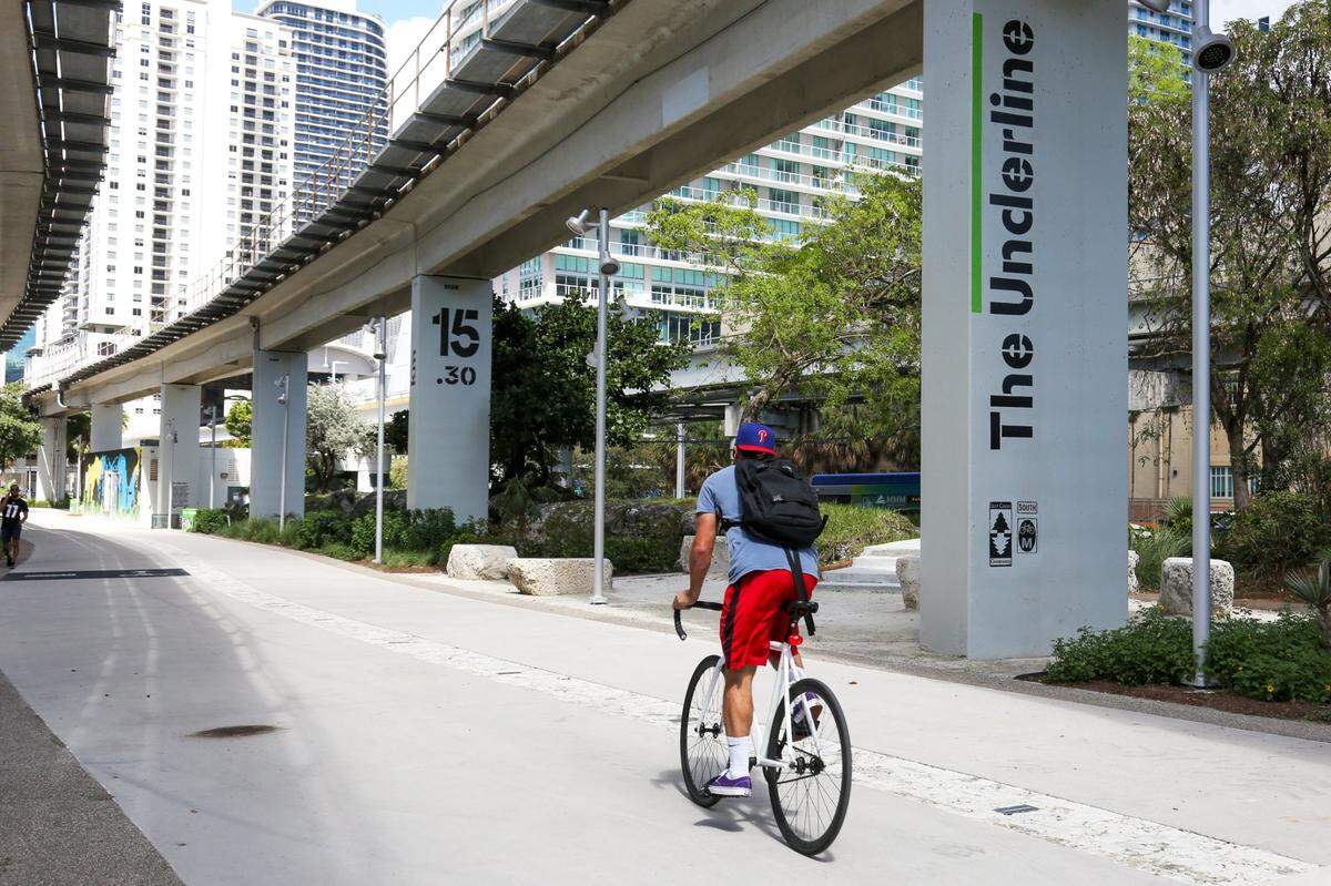 Debajo del Metrorail de Miami hay un corredor para bicicletas que aún se está abriendo en fases.