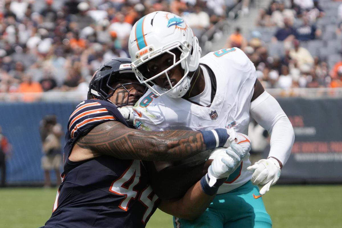 El linebacker de los Bears Noah Sewell trata de detener al wide receiver de los Dolphins de Miami Malik Washington, en el partido de pretemporada celebrado el 10 de agosto de 2025 en el Soldier Field de Chicago.