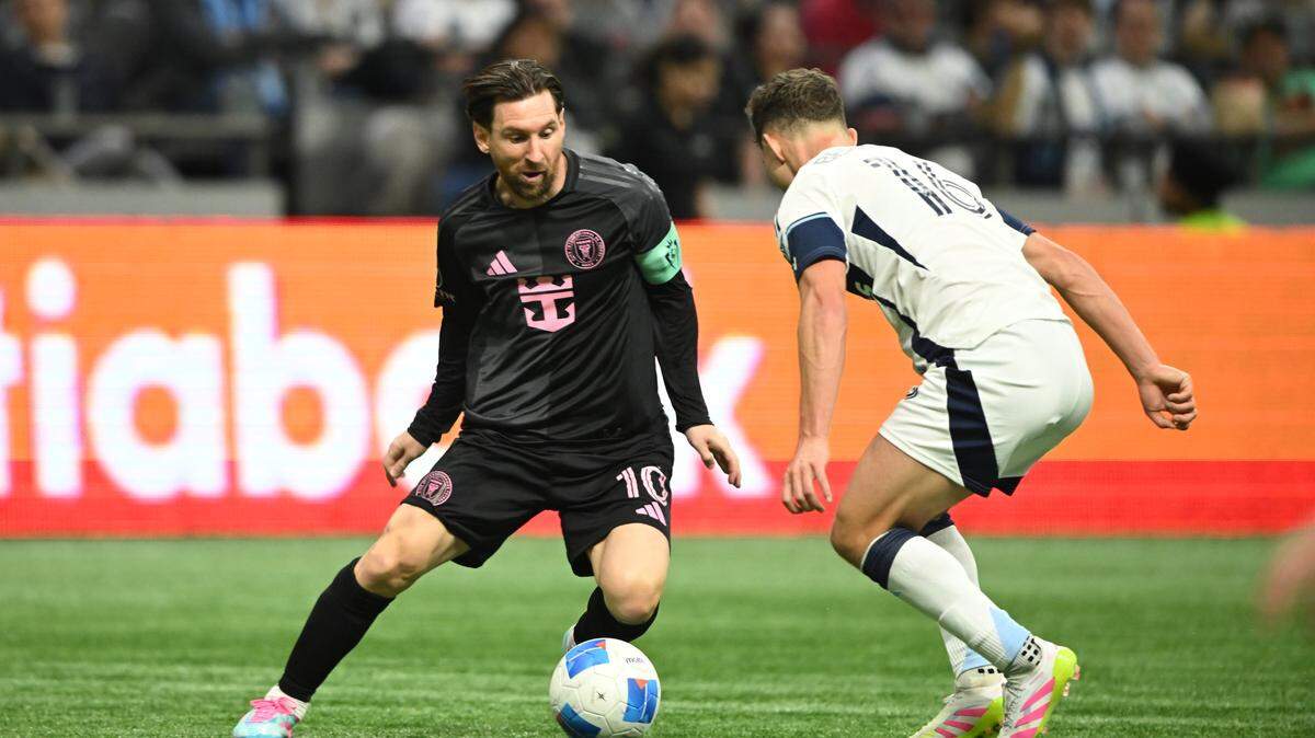 El delantero del Inter Miami Lionel Messi (izq.) trata de pasar la marca de Sebastián Berhalter, de los Whitecaps, en el partido de ida de la semifinal de la Copa de Campeones de la Concacaf, celebrado el 24 de abril de 2025 en Vancouver, Canadá.