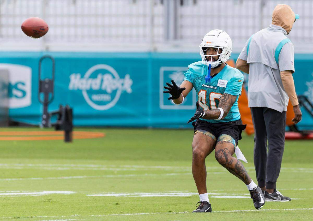 El cornerback de los Dolphins Nik Needham atrapa el ovoide en un entrenamiento con el equipo, el 25 de octubre de 2023 en el Baptist Health Training Complex en Miami Gardens, Florida.