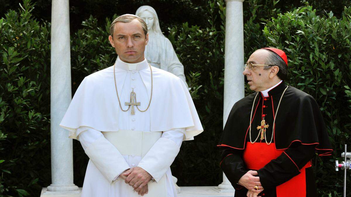 Jude Law en una escena de la serie de televisión de HBO, "The Young Pope" junto a Silvio Orlando.