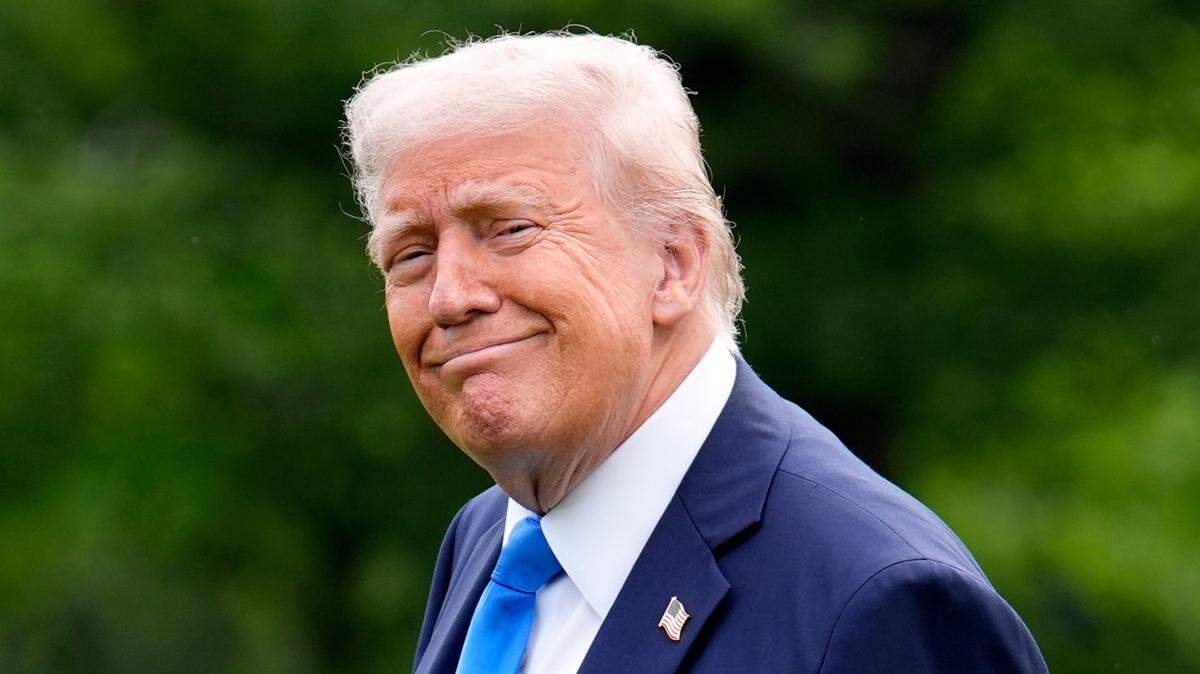 El presidente Donald Trump se dirige al helicóptero Marine One en el Jardín Sur de la Casa Blanca, Washington, DC, el 1 de mayo de 2025. Trump dijo en una entrevista que no está considerando seriamente postularse para un tercer mandato.