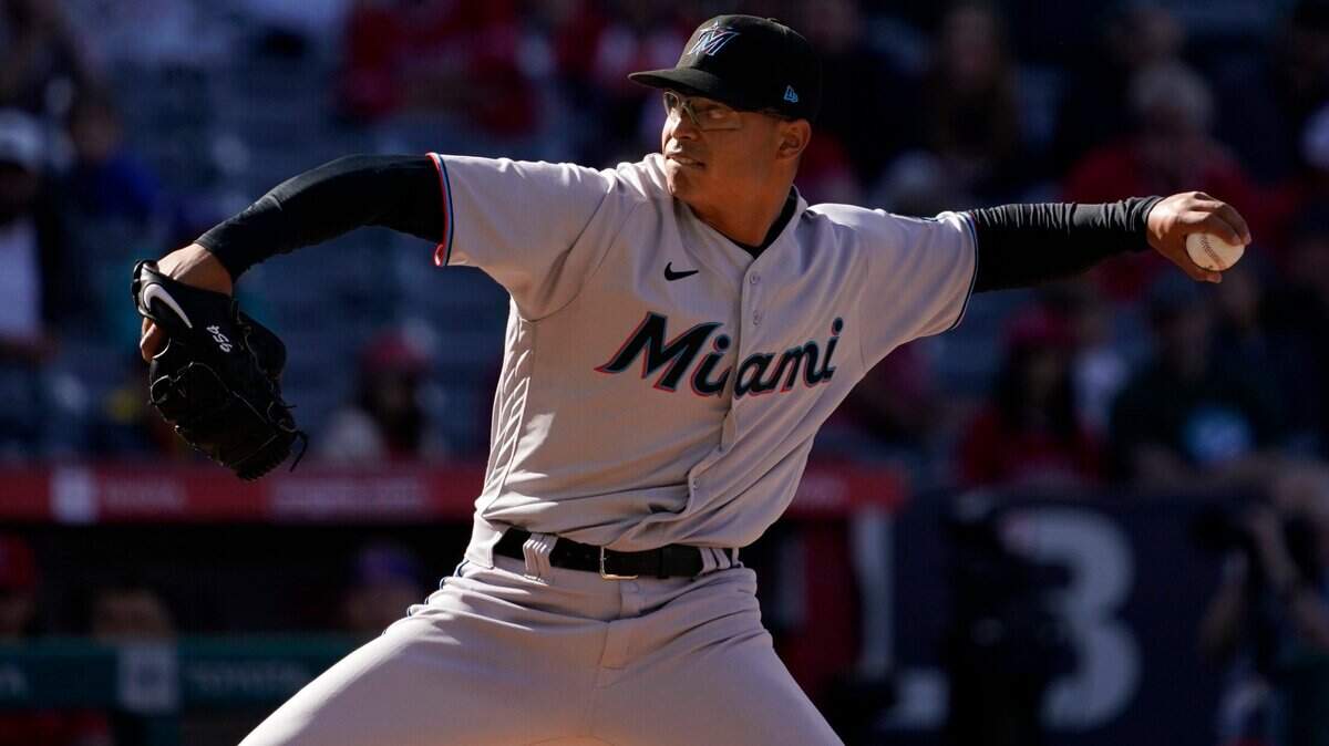 El abridor de los Marlins Jesús Luzardo lanzó cinco entradas y permitió una carrera a la tanda de los Angelinos, en el partido celebrado el 12 de abril de 2022 en Los Angeles.