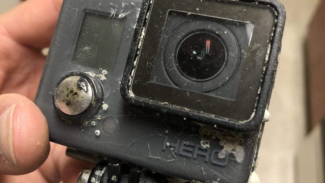 L:a camara que recuperó del mar Jeff Heim, un buceador de Tampa.