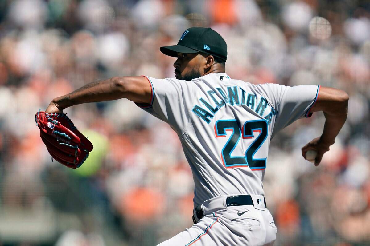 El abridor de los Marlins Sandy Alcántara lanzó cinco entradas y permitió tres carreras ante los Gigantes, el 8 de abril de 2022 en San Francisco.