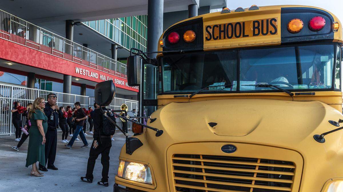 Empleados escolares dan la bienvenida a los estudiantes en la secundaria Westland Hialeah, durante el primer día de clases para las Escuelas Públicas de Miami-Dade en agosto de 2025.