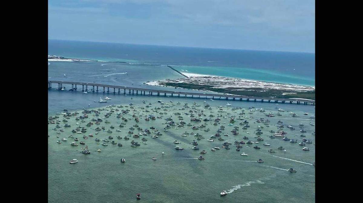 Gravemente herida una turista que cayó de un bote de pontones y fue succionada por la hélice. El accidente ocurrió cerca de Destin, Florida, según la policía del Condado Okaloosa (OCSO).