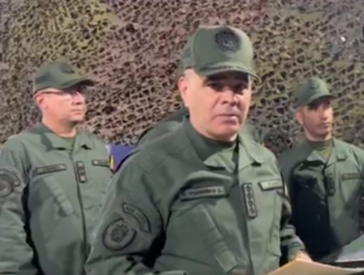 El ministro de Defensa venezolano, Vladimir Padrino, aparece rodeado de oficiales militares frente a un mapa marcado de Venezuela y Guyana, en un video publicado el sábado en la red social X. .