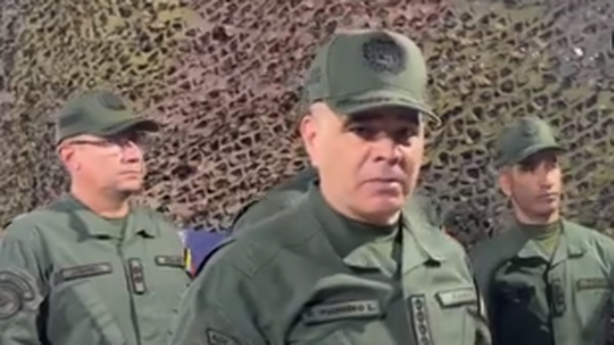El ministro de Defensa venezolano, Vladimir Padrino, aparece rodeado de oficiales militares frente a un mapa marcado de Venezuela y Guyana, en un video publicado en diciembre de 2023 en la red social X.   .