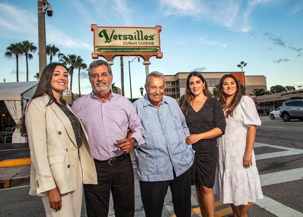 Felipe Valls Sr., fundador del Versailles, con su hijo Felipe Valls Jr. y sus nietas, Nicole, Luly y Desirée celebra el 50 aniversario del restaurante de la Calle Ocho en noviembre de 2021.