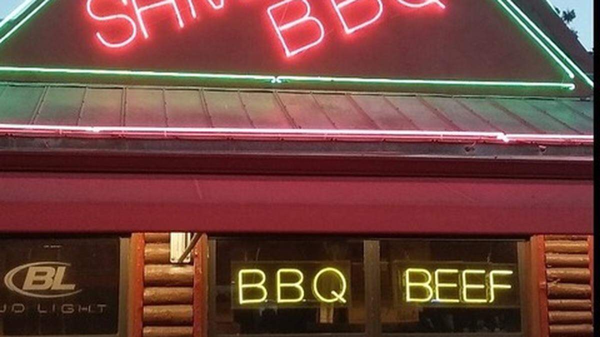 Shiver’s Bar-B-Q, emblemático restaurante de Homestead, sirve auténticas carnes ahumadas con nogal.