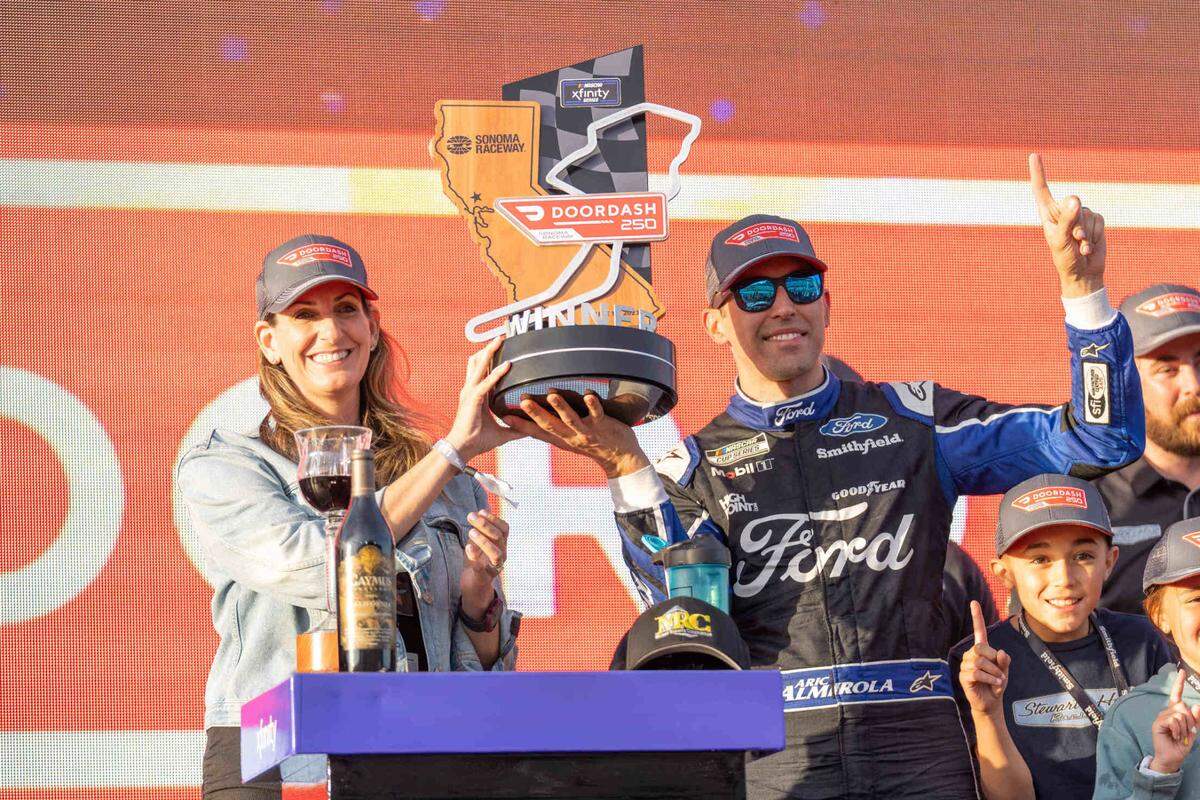 El piloto Aric Almirola con el trofeo tras ganar la DoorDash 250 de la Serie Xfinity de NASCAR, en Sonoma, California.