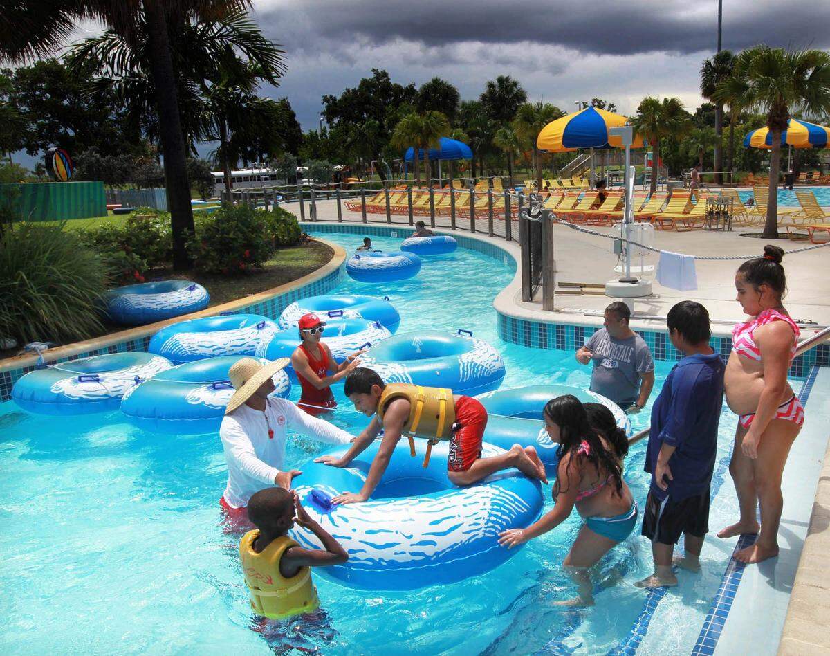 Grapeland Water Park. Este parque acuático perteneciente al departamento de parque públicos de Miami-Dade está ubicado al lado del Aeropuerto Internacional de Miami y cuenta con cuatro atracciones separadas.