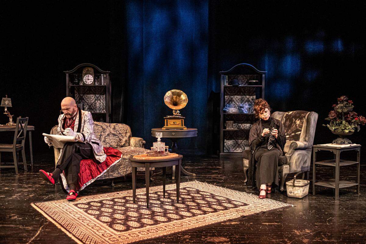 Gilberto Reyes y Alexa Kuve en “La soprano calva” (2022), de Eugène Ionesco bajo la dirección de Larry Villanueva. 