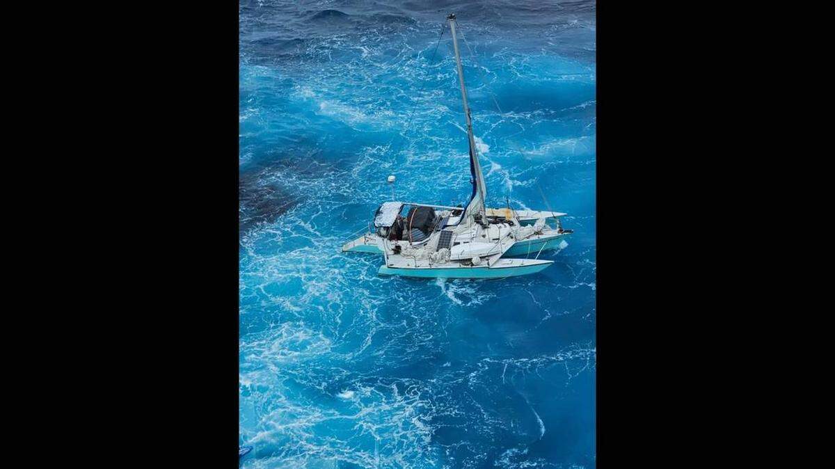 Crucero encuentra por accidente a hombre de 74 años que quedó a la deriva en su bote cerca de Cuba, dijo el el Servicio Guardacostas.