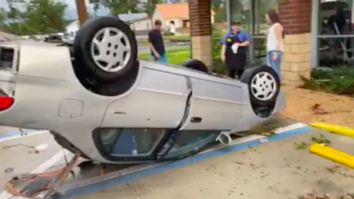 Impresionantes imágenes de daños y escombros tras el paso de supuesto tornado en Florida
