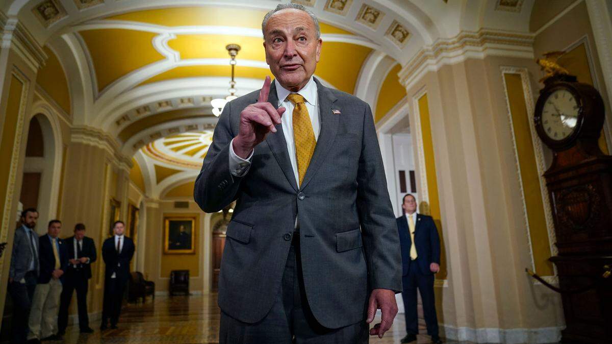 “Los estadounidenses pueden dar un suspiro de alivio”, indicó el líder de la mayoría en el Senado, Chuck Schumer, demócrata por Nueva York luego de que el Congreso aprobó un proyecto de ley provisional para evitar el cierre del Gobierno.