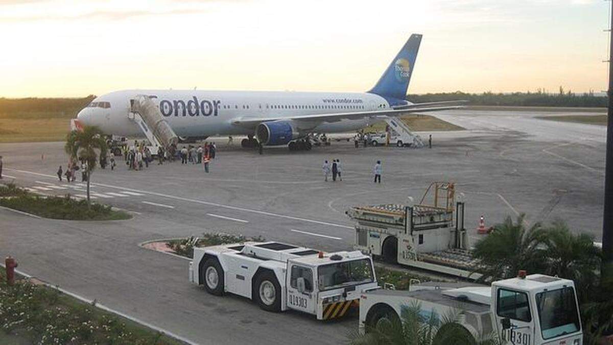 Avión de Condor en el Aeropuerto de Holguín en Cuba. 21 de diciembre del 2005.