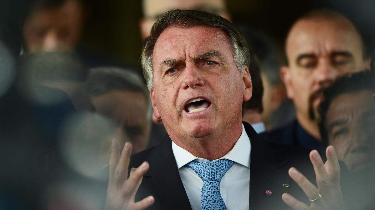 El expresidente brasileño Jair Bolsonaro habla con los medios en el Senado Federal en Brasilia, Brasil, el 26 de marzo de 2025. 