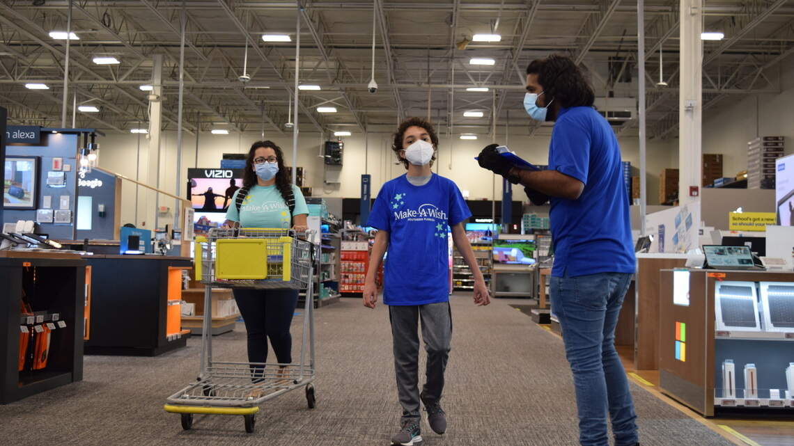 Cumplen sueño a niño de Florida críticamente enfermo de hacer compra de videojuegos