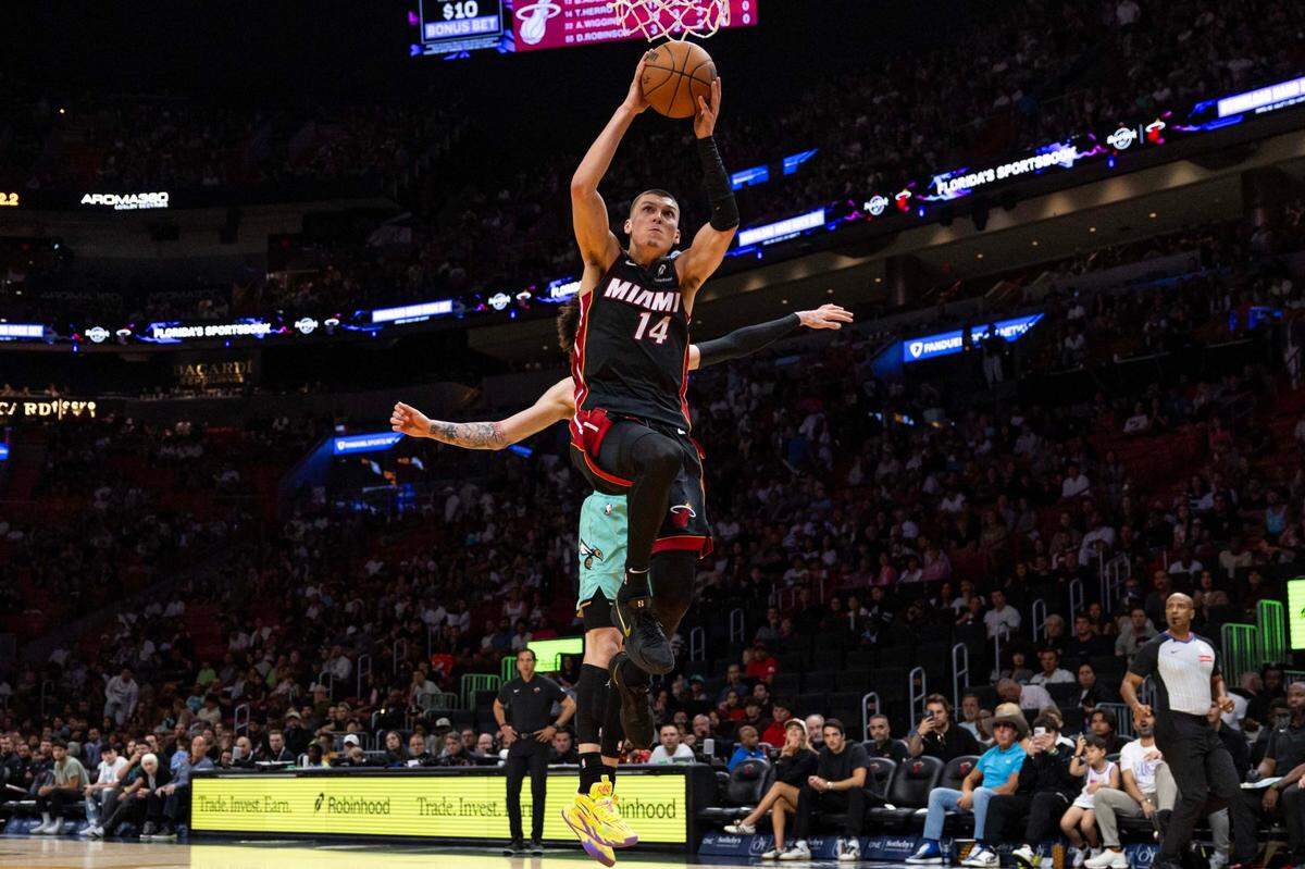 El jugador del Heat Tyler Herro clava la pelota ante la marca de LaMelo Ball, de los Hornets de Charlotte, en el partido de la NBA celebrado el 23 de marzo de 2025 en Miami.