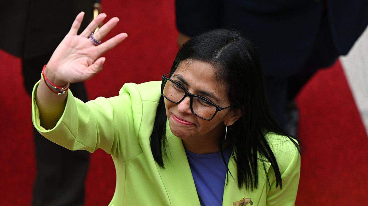 La guerra de Estados Unidos e Israel contra Irán podría fortalecer a la gobernante interina de Venezuela, Delcy Rodríguez, escribe el columnista Andrés Oppenheimer. En la foto, Rodríguez saluda al llegar a la sede de la Asamblea Nacional en Caracas para dar un discurso, el 15 de enero de 2026, menos de dos semanas después de la captura de Nicolás Maduro.