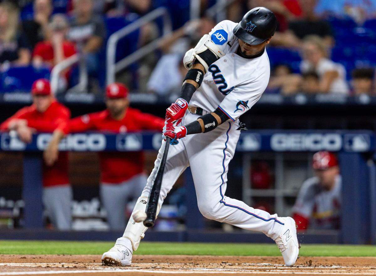 El segunda base venezolano de los Marlins Luis Arráez es el líder de bateo de las Mayores con .383.