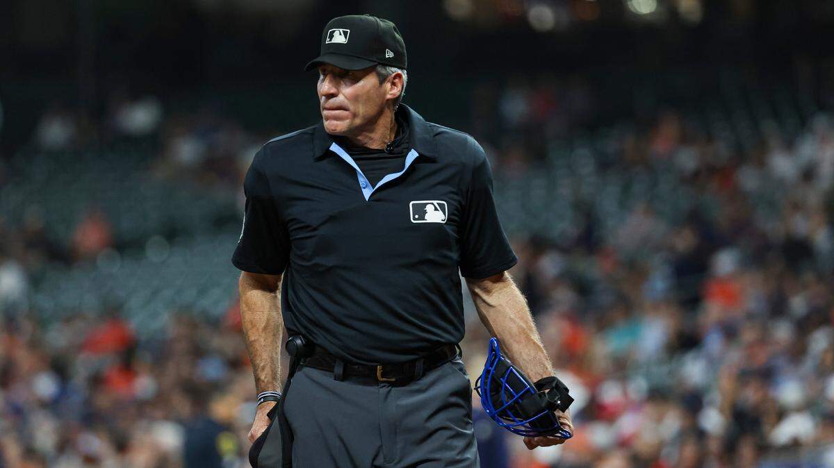Angel Hernández trabajó su último partido el 9 de mayo como árbitro de home, en el triunfo de los Medias Blancas de Chicago 3-2 sobre los Guardianes de Cleveland en el Guaranteed Rate Field.