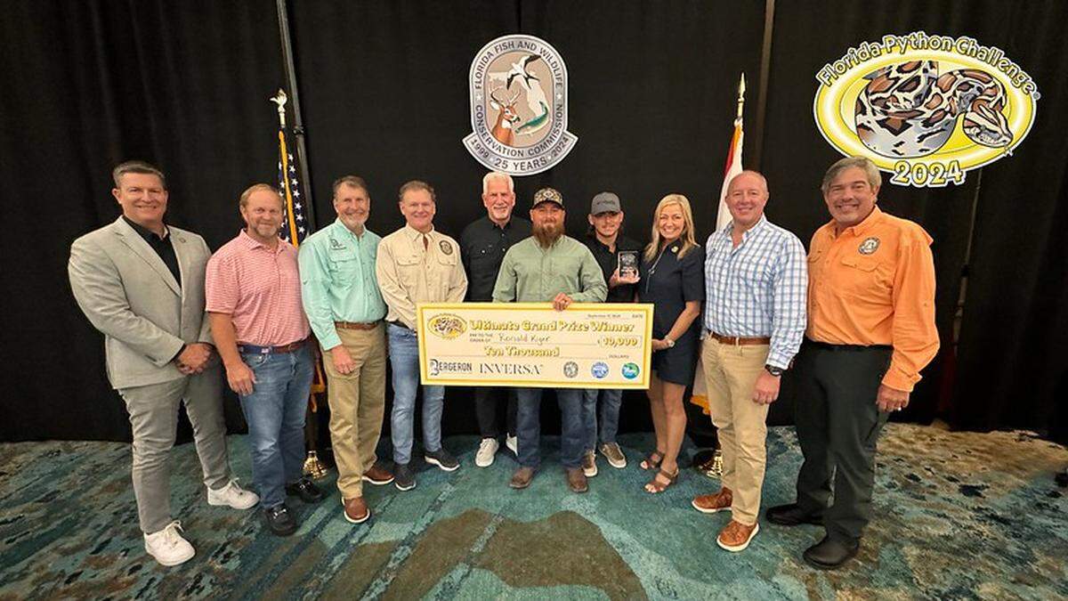 Ronald Kiger recibió el gran premio de $10,000 por capturar 20 pitones birmanas en 2024.