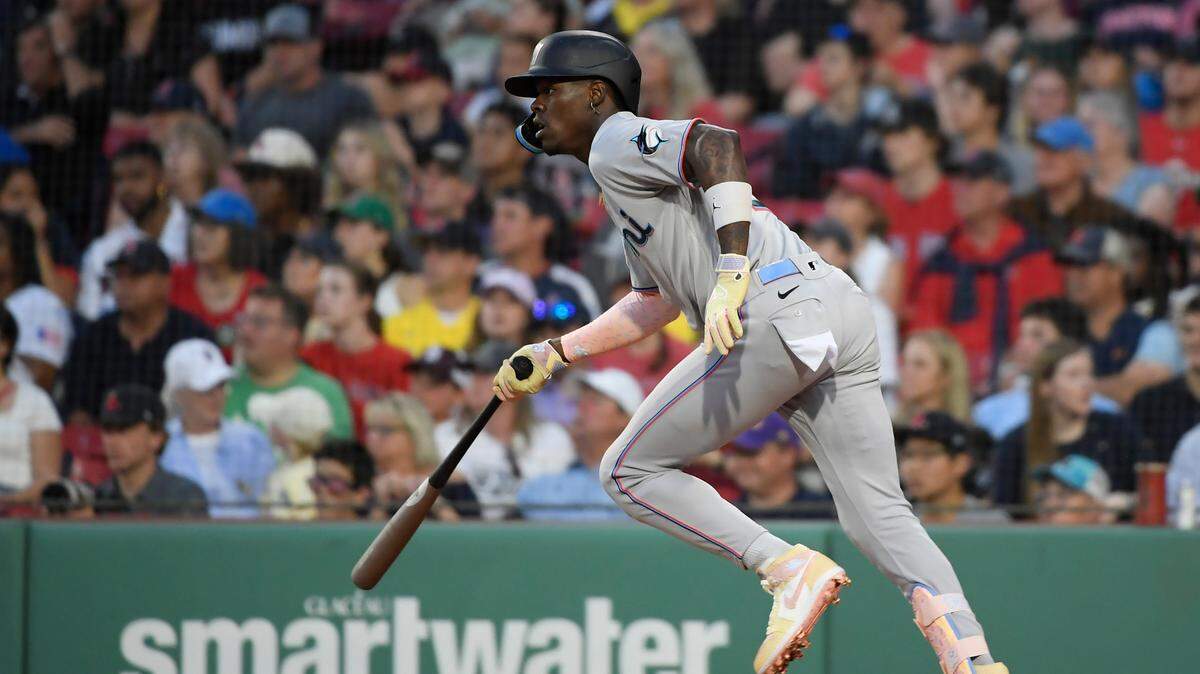 El jardinero de los Marlins de Miami Jazz Chisholm batea un hit en el cuarto inning del partido ante los Medias Rojas, celebrado el 27 de junio de 2023 en Boston.