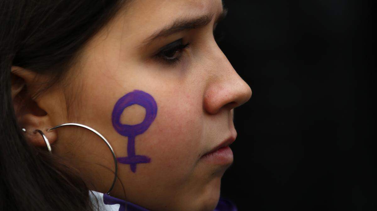 Una joven participa en las protestas contra la violencia de género en Madrid el 25 de noviembre del 2018.