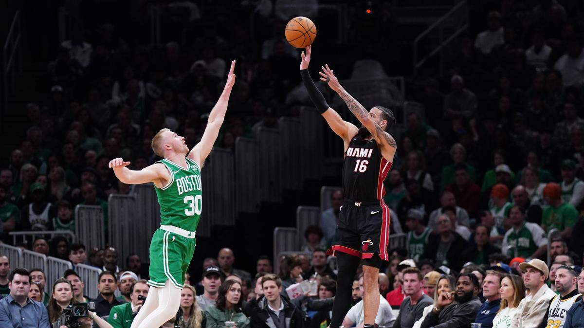 El jugador del Heat de Miami Caleb Martin tira al aro ante la marca de Sam Hauser, de los Celtics, en el segundo juego del playoffs de primera ronda de la NBA, celebrado el 24 de abril de 2024 en Boston.