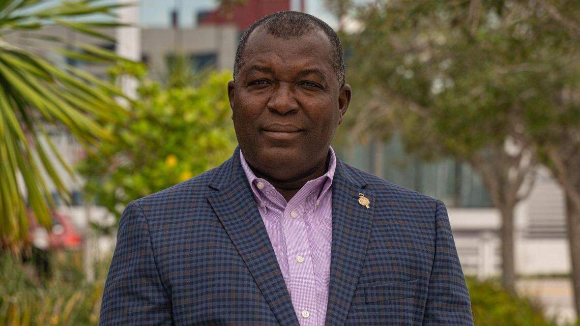 El gobierno federal busca despojar de la ciudadanía estadounidense al ex alcalde de North Miami, nacido en Haití