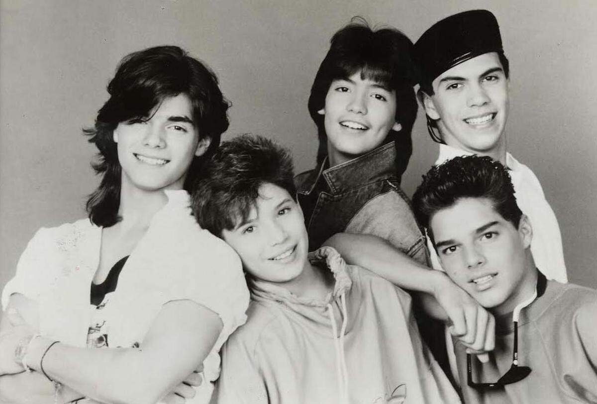 Menudo en 1988 con Ricky Martin a la derecha.