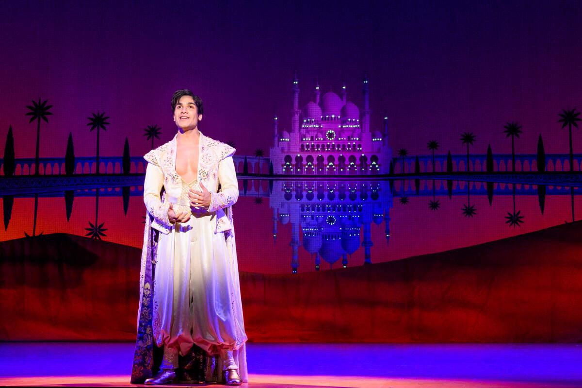 Adi Roy es Aladdin en el musical que se presenta en el Arsht Center.