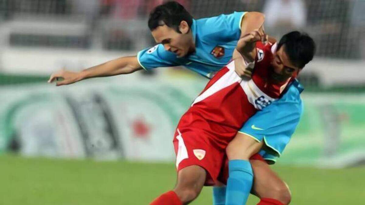 Pável Pardo, del VfB Stuttgart (izq.), disputa el balón con Andrés Iniesta, del Barcelona, en un partido de la Champions League.