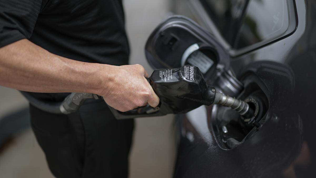 Una persona llena el tanque de su auto en una estación de gasolina Shell el 10 de abril de 2025 en Miami. Los precios de la gasolina en Florida se dispararon al ritmo más rápido en cuatro años en marzo de 2026.