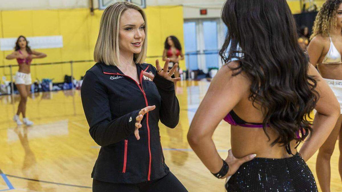 Chelsea Varsaci aconseja a la bailarina Natasha Madrigal (derecha), durante el taller previo a la audición del Heat en el Kaseya Center de Miami el jueves 24 de julio de 2025.
