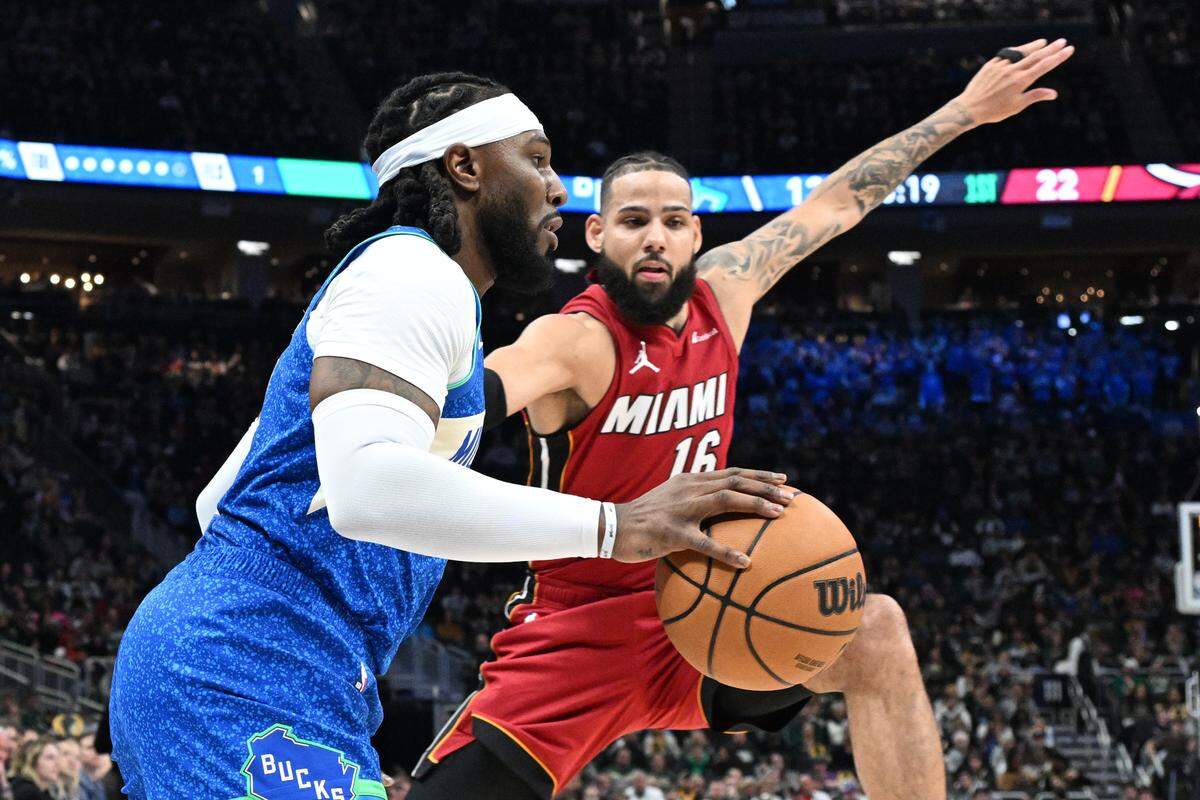 El jugador de los Bucks Jae Crowder (izq.) entra al aro ante la marca de Caleb Martin, del Heat de Miami, en el partido celebrado el 13 de febrero de 2024 en Milwaukee.