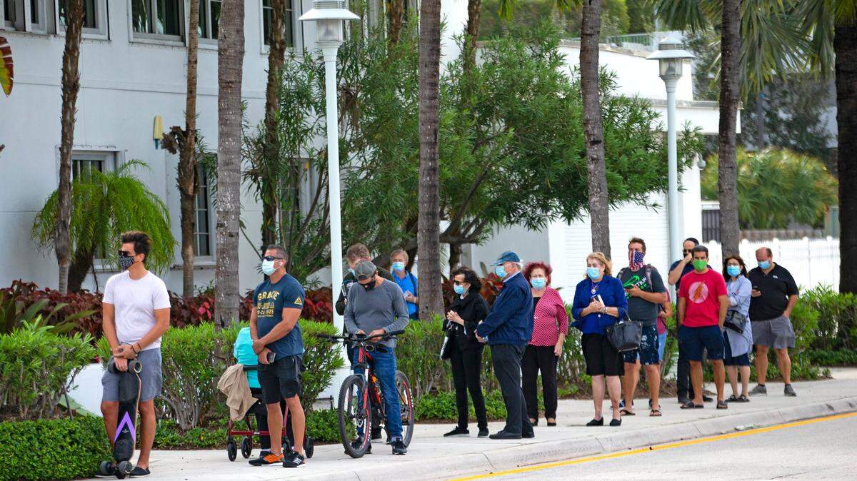 Personas hacen fila para votar durante las elecciones generales en el condado de Miami-Dade en el Ayuntamiento de Surfside, el martes 3 de noviembre de 2020.