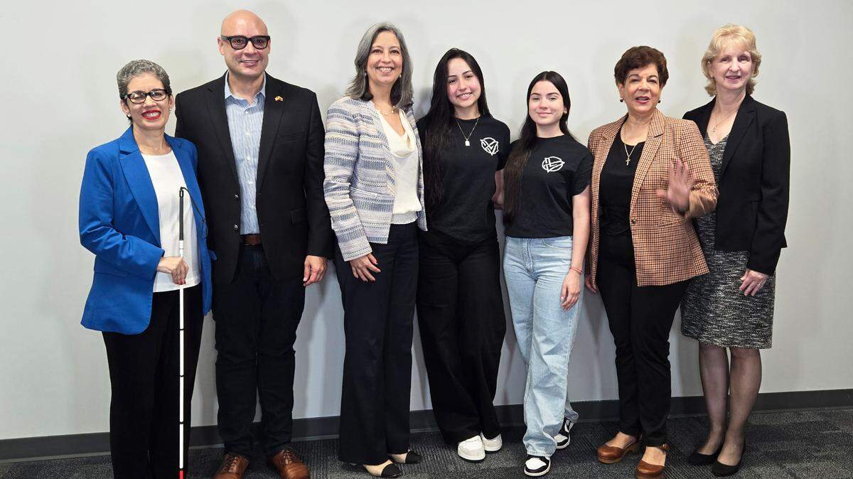 La presidenta de la Venezuelan American Chamber of Commerce Foundation, Lesly Simon (tercera a la izq.) dijo que las becas son una iniciativa de esa fundación.
