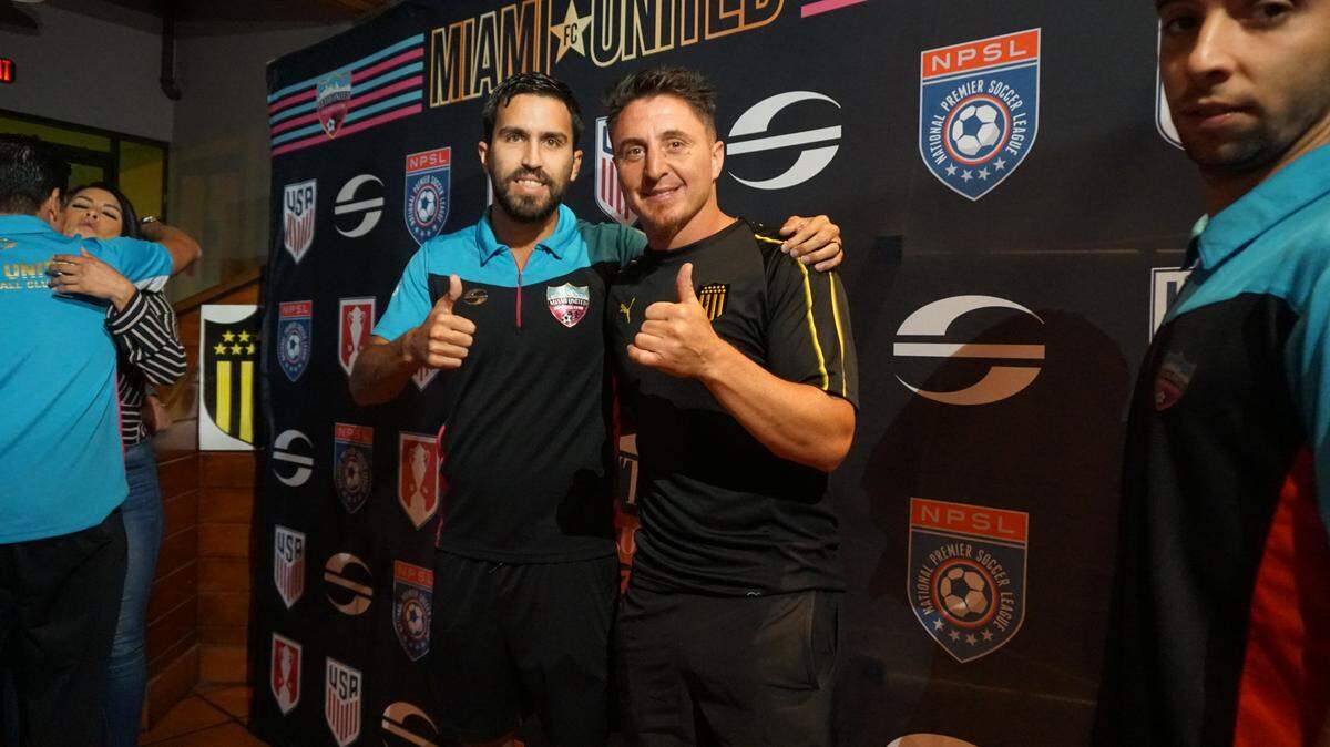 El capitán Cristian Rodríguez, de Peñarol (der.); y Ezequiel Tejera, del Miami United, en la conferencia de prensa del miércoles 9 de enero del 2019 en el Hotel Shula en Miami Lakes, previo al partido que ambas escuadras disputarán el sábado 12 de enero del 2019 (8 p.m.) en el Ted Hendricks Stadium en Hialeah.