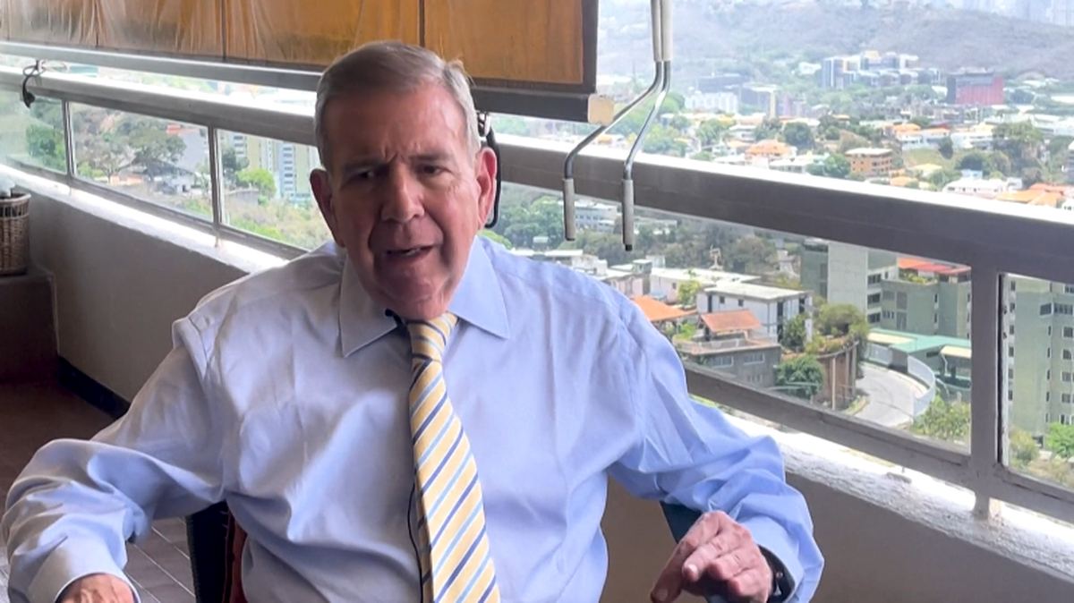 “Esta es mi contribución a la causa democrática... Yo hago esto con desprendimiento, como una contribución a la unidad”, dice el diplomático venezolano Edmundo González Urrutia, de 74 años y por primera vez aspirante a un cargo de elección popular. González fue entrevistado en Caracas, el miércoles 24 de abril de 2024. 