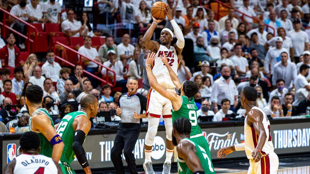 El jugador del Heat Jimmy Butler (22) tira al aro en el segundo cuarto del partido ante los Celtics, celebrado el 29 de mayo de 2022 en Miami.