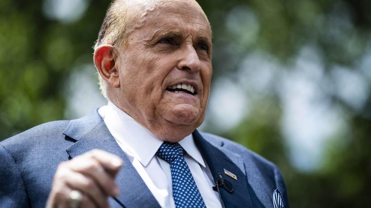 Rudy Giuliani habla con los periodistas fuera de la Casa Blanca en julio de 2020. 