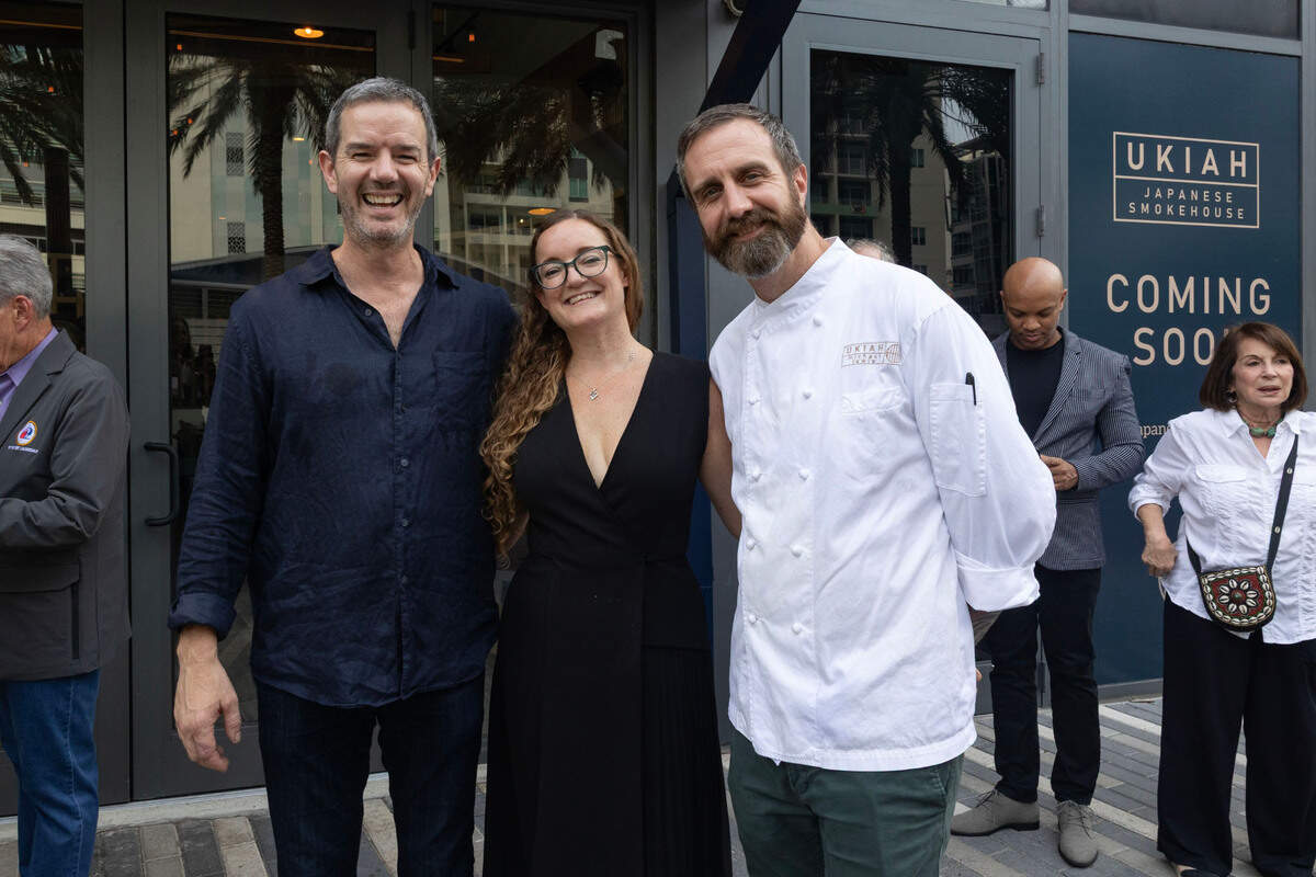 Steven Haigh, Lizzy Maines y el chef Michael Lewis en el nuevo Ukiah Japanese Smokehouse en Fort Lauderdale.