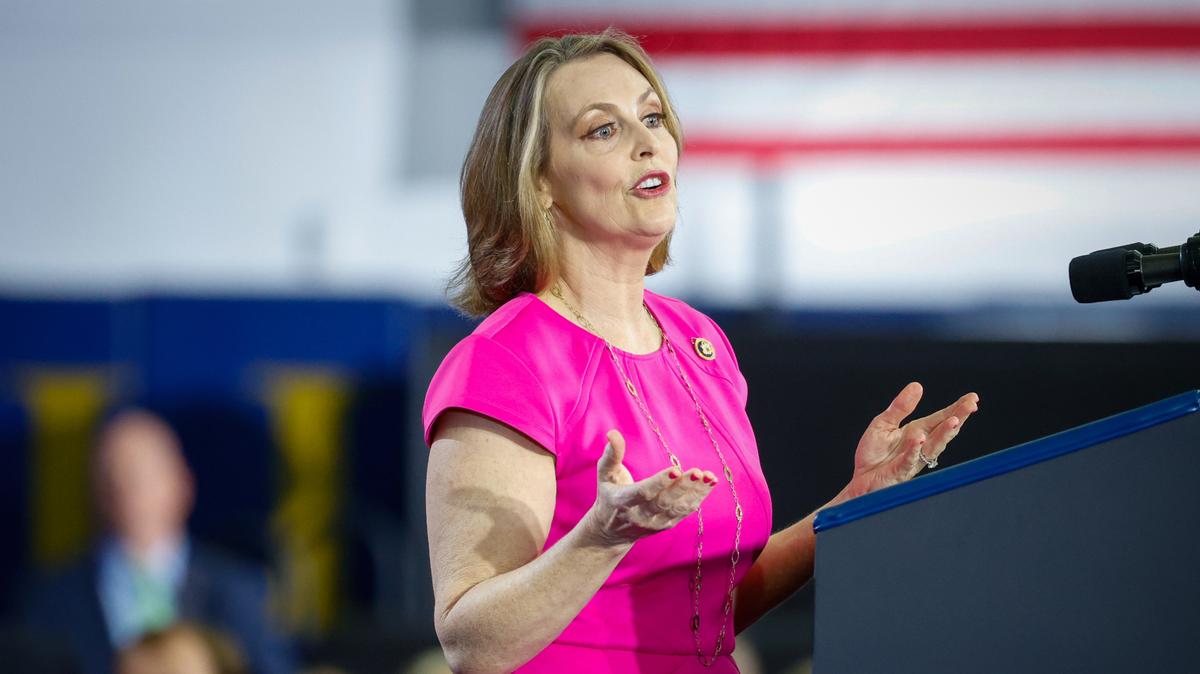 La representante Kathy Castor durante una parada de campaña en Hillsborough Community College el martes 23 de abril de 2024 en Tampa.