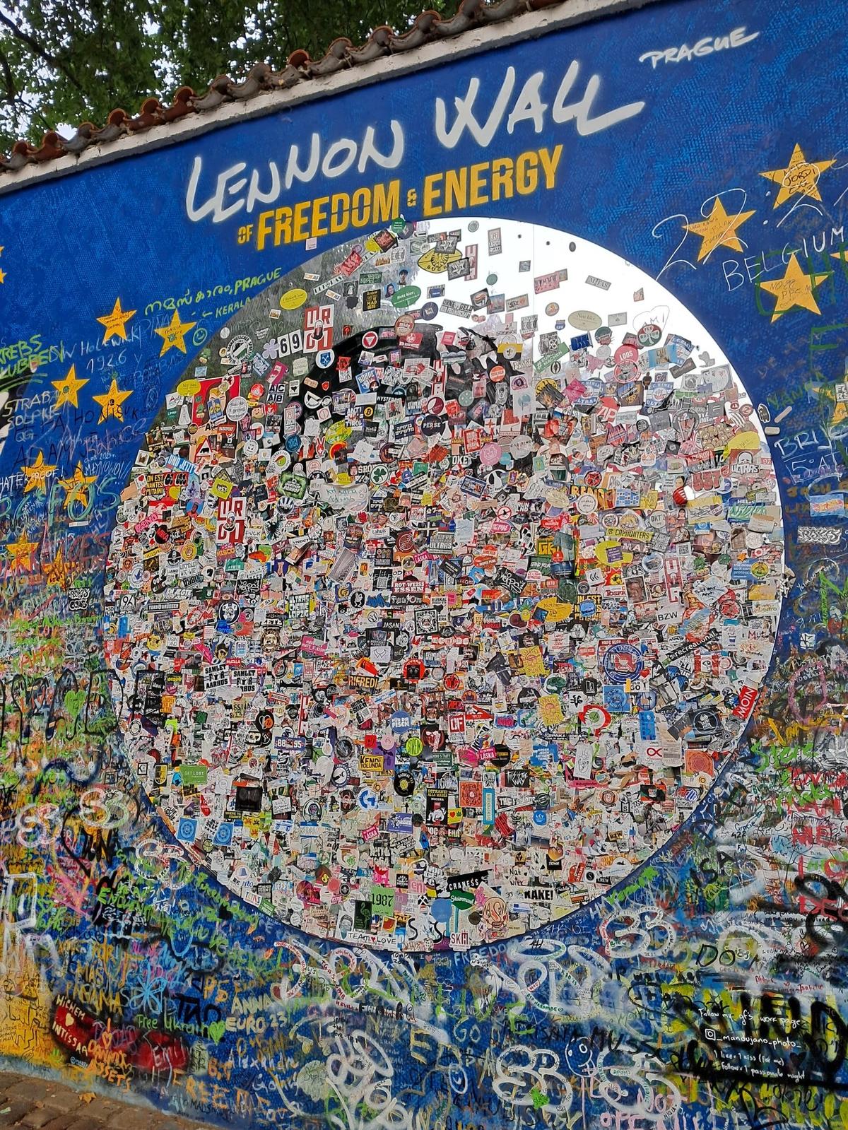 El Muro de John Lennon consta de una pared colmada de grafitis con alegorías pacifistas.